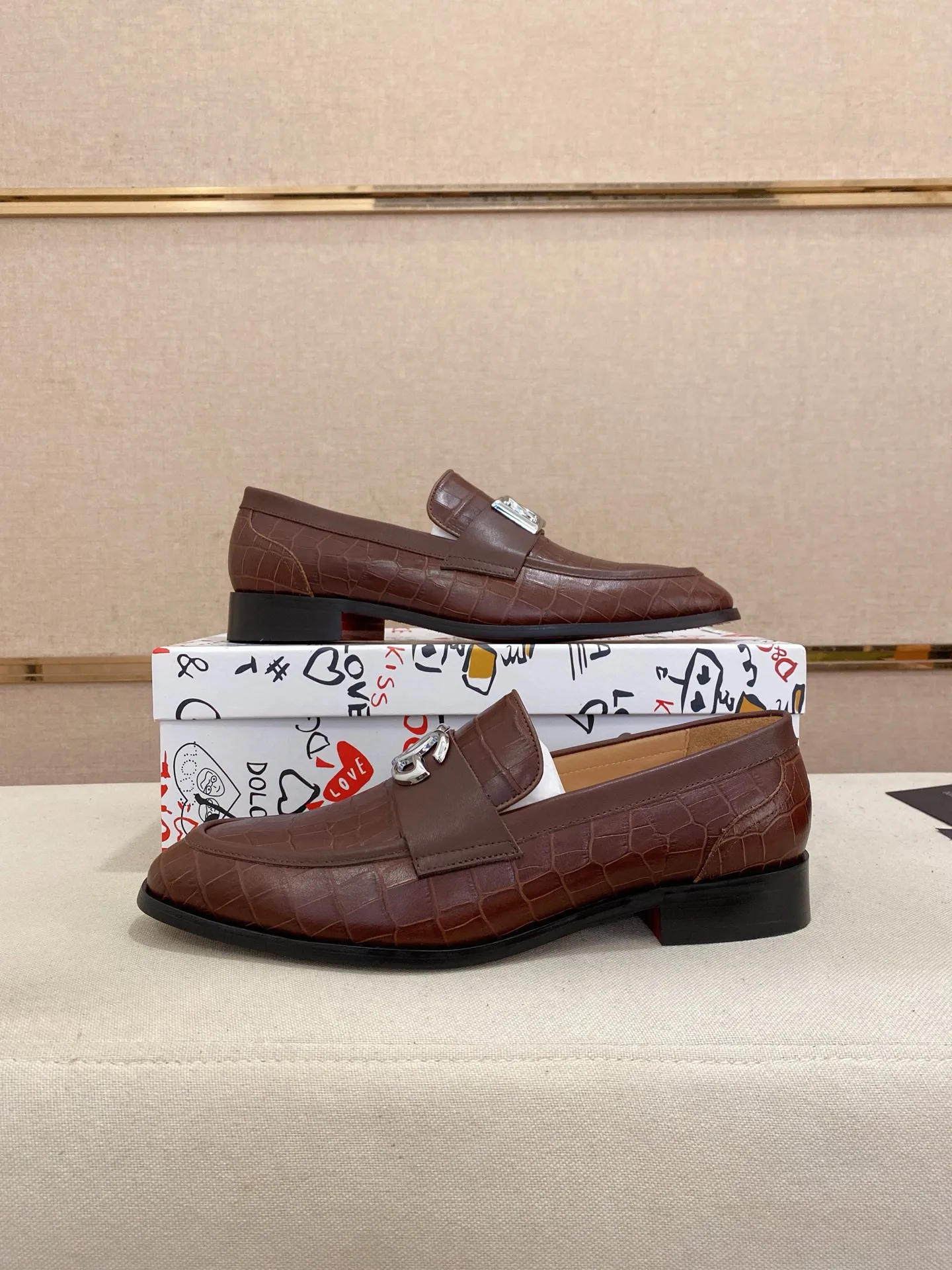 Men's clothing and shoes💰 520💰🌲DG top-notch🔍🔍men's new leather shoes🚹sold at the same time⚠The uppers are imported cowhide from Italy, the entire imported cowhide lining, and imported accessories💪💪, completely 1⃣️ vs. 1⃣️🇮🇹 💪💪, ⚠Sole: The original sole is specially provided by the original factory, the exclusive movable molded sole is super comfortable, ⚠Original factory follow-up goods, 🔍🔍high quality, can be entered and exited at will, welcome to compare ⚠Size number: 38-44. Can be customized 45 non-returnable